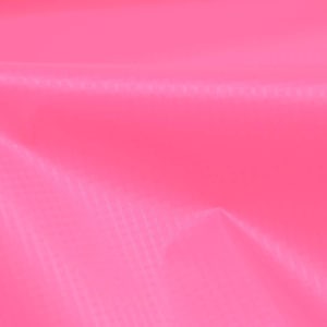 Pode incluir: Um tecido rosa brilhante com uma superfície lisa e ligeiramente texturizada. O tecido está dobrado e tem um brilho ligeiro.