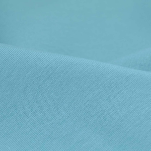 Könnte beinhalten: Nahaufnahme eines hellblauen Stoffes mit einer subtilen Textur. Der Stoff ist glatt und weich, mit einem leicht zerknitterten Aussehen.