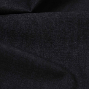 Könnte beinhalten: Nahaufnahme eines dunkelgrauen Stoffes mit einer strukturierten Webart. Der Stoff ist glatt und hat einen dezenten Glanz.
