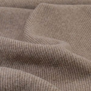 Puede incluir: Primer plano de una tela de color marrón con textura suave y peluda.