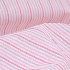 Könnte beinhalten: Rosa-weiß gestreiftes Gewebe mit einem dezenten Glanz. Der Stoff ist mit dünnen rosa und weißen Streifen gewebt.