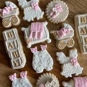 ¡Galletas de azúcar para niña! ¡Envío en 2-3 semanas! Colores neutros, dorado, encaje y rosa. Se venden por docena. ¡Galletas para baby shower envueltas individualmente!