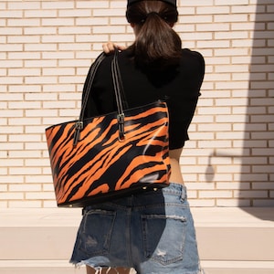 Tiger shoulder bag, tiger shoulder bag, animal print bag, genuine leather bag, shopper bag, tiger tote bag. TIGER SHOPPER BAG-big