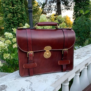 Maletín de negocios premium, bolso de cuero de lujo con accesorios de latón, bolso de mano clásico elegante para hombre de negocios de oficina de alta calidad