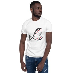 Pode incluir: Camiseta branca com um gráfico preto e vermelho de uma cadeia de DNA com dados rolando para fora.