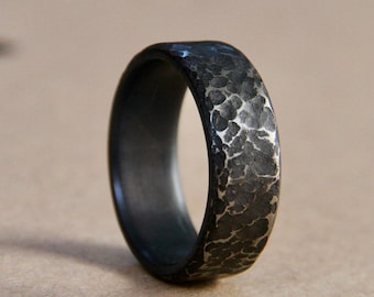 Anillo de titanio martillado y ennegrecido, gris hecho a mano - banda de boda de titanio negro, anillo para hombre