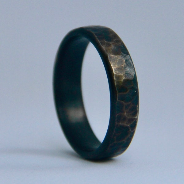 Bague en titane martelé, finition délavée / en détresse, alliance en titane faite à la main, bague pour homme