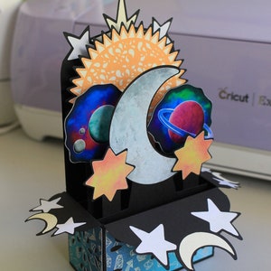 Cartão de caixa pop-up com tema espacial