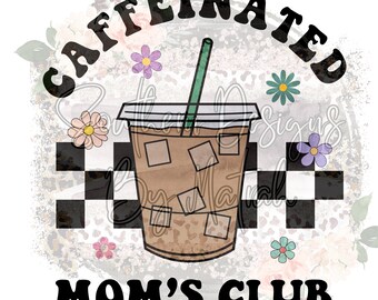 Op de afbeelding: Een grafisch ontwerp met een ijskoffiebeker met een groen rietje. Het woord "CAFFEINATED" staat boven de beker en "MOM'S CLUB" staat eronder. De achtergrond bevat bloemen en een zwart-wit geblokt patroon.