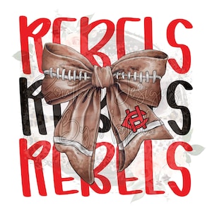 Puede incluir: Un lazo marrón con temática de fútbol con costuras blancas y un logotipo rojo y negro. La palabra "REBELS" está escrita en rojo y negro, con un fondo floral.