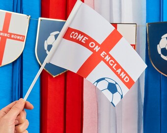 Scottish Flag Waving In The Wind At The Port Of Inveraray, Scotland - Foto 8