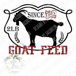 Op de afbeelding: Zwart silhouet van een geit in een decoratief kader, met de woorden "GOAT FEED" in rode, verweerde letters. De afbeelding bevat de tekst "SINCE 1867" en "2LB". Er is ook een bloemenontwerp met de tekst "Tidal Bore Designs".