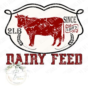 Op de afbeelding: Een rood silhouet van een koe is het centrale ontwerpelement van deze afbeelding. De woorden "DAIRY FEED" worden weergegeven in vette, rode letters. Het ontwerp bevat de tekst "SINCE 1867" en "2LB". Het ontwerp is omlijst door een zwarte rand.