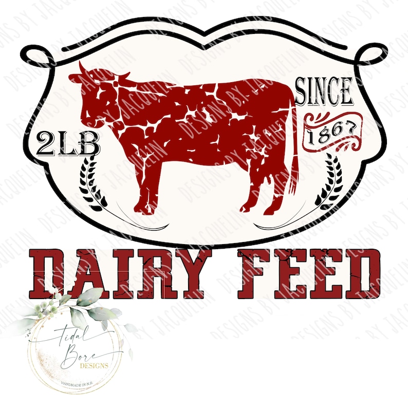 Op de afbeelding: Een rood silhouet van een koe is het centrale ontwerpelement van deze afbeelding. De woorden "DAIRY FEED" worden weergegeven in vette, rode letters. Het ontwerp bevat de tekst "SINCE 1867" en "2LB". Het ontwerp is omlijst door een zwarte rand.