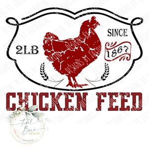 Op de afbeelding: Een rustiek ontwerp met een rode kippensilhouet in een zwart-wit frame. De tekst bevat "2LB", "CHICKEN FEED" en "SINCE 1867". Het ontwerp heeft een vintage, boerderij-achtige uitstraling.