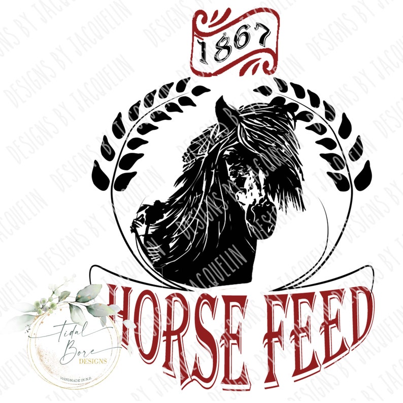 Op de afbeelding: Een zwart-wit grafisch ontwerp met een paardenkop in een krans. De tekst "HORSE FEED" is rood, met "1867" erboven. Het ontwerp bevat de tekst "DESIGNS BY JACQUELIN" en "Tidal Bore Designs".