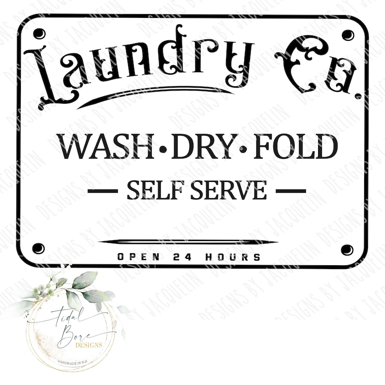 Op de afbeelding: Zwart-wit bord "Laundry Co." met de woorden "WASH DRY FOLD SELF SERVE" en "OPEN 24 HOURS". Het bord heeft een rechthoekige vorm met afgeronde hoeken en decoratieve klinknagels.
