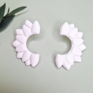 Orecchini a forma di girasole bianco, orecchini da sposa bianchi con girasole, orecchini in pasta polimerica con fiori, orecchini da sposa boho minimalisti con fiori bianchi