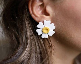 White Daisy Stud Earring Bohemian Flower Ear Stud Feminine Floral Jewelry Retro Vibe Earring Nature Lover's Earrings Garden Party Accessorie