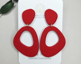 Pendientes colgantes rojos, pendientes llamativos, pendientes de arcilla polimérica, pendientes geométricos, joyería moderna y atrevida, regalo para ella, hechos a mano.