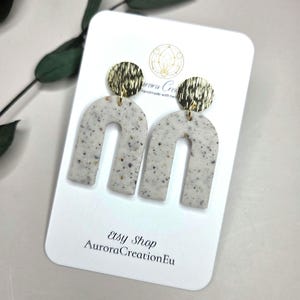 Minimalistische Statement Ohrringe Polymer Clay Bogen Ohrringe Beige gesprenkelte Ohrringe Leichter Gold Ohrstecker Moderne handgemachte Schmuck