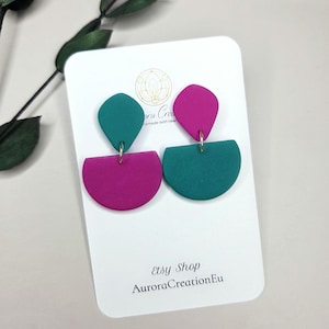 Puede incluir: Pendientes geométricos en color turquesa y magenta, expuestos sobre una tarjeta blanca. Los pendientes tienen forma de lágrima sobre un semicírculo. La tarjeta lleva la inscripción "Etsy Shop AuroraCreationEu".