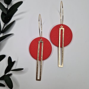 Czerwone kolczyki koła z wyrazistym wzorem, ręcznie robione, długie, wiszące kolczyki świąteczne, czerwone geometryczne kolczyki, minimalistyczna biżuteria, odważne, nowoczesne kolczyki, pomysł na prezent