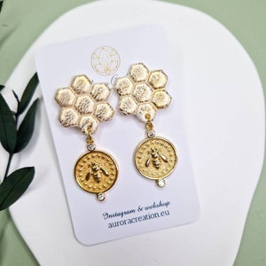 Orecchini a forma di ape in oro, orecchini pendenti a nido d&#39;ape, gioielli in argilla polimerica, regalo per lei, orecchini importanti in oro, orecchini ispirati alla natura, orecchini ape alla moda