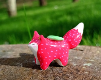 Figurine renard fraise - mini renard fruitier - rouge rose - cadeau pour amoureux des renards - création faite à la main en argile et résine