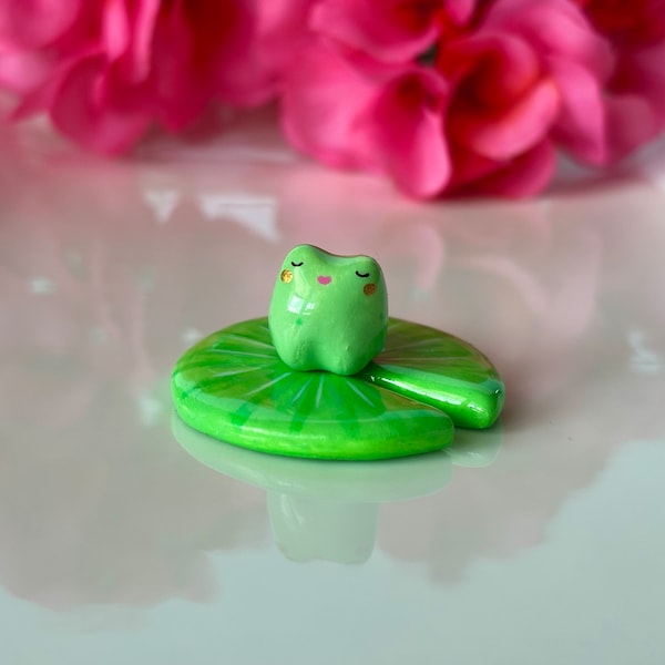 Figurine grenouille miniature et son nenufar  - sculpture animaux - petit cadeau porte-bonheur - décoration  - objet unique handmade