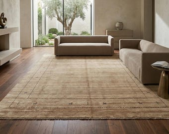 Alfombra Gabbeh de lana de bambú beige tejida a mano, minimalista, tribal, con motivos animales sostenibles, estilo bohemio moderno, para sala de estar o dormitorio.