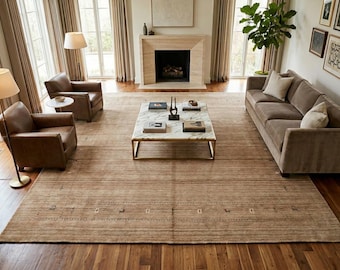 Alfombra Gabbeh de lana beige tejida a mano con motivos tribales, estilo bohemio moderno y neutro, ideal para sala de estar, dormitorio o decoración sostenible de estilo rústico.