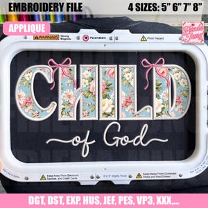 Könnte beinhalten: Stickdatei mit den Wörtern "CHILD" und "of God" in einem floralen Design. Die Buchstaben sind hellblau mit einem Blumenmuster und rosa Schleifen. Erhältlich in 4 Größen: 12,7 cm, 15,2 cm, 17,8 cm und 20,3 cm.