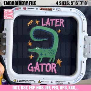 Könnte beinhalten: Stickdatei mit einem Design, das ein grünes Alligator und die Worte "LATER GATOR" in Rosa zeigt. Das Design befindet sich in einem Stickrahmen, mit Text oben, der die Größen angibt: 12,7 cm, 15,2 cm, 17,8 cm und 20,3 cm.