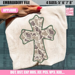 Könnte beinhalten: Applikations-Stickdatei mit einem Kreuzmuster im Camouflage-Design in Braun-, Beige- und Grüntönen. Das Design ist grün umrandet und wird auf einem cremefarbenen Stoff dargestellt. Erhältlich in 4 Größen: 12,7 cm, 15,2 cm, 17,8 cm und 20,3 cm.