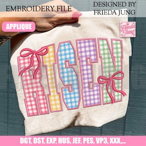 Könnte beinhalten: Eine Applikations-Stickdatei mit dem Wort "RISEN" in bunten Vichy-Mustern. Die Buchstaben sind rosa umrandet und mit rosa Schleifen verziert. Das Design befindet sich auf einem beigen Stoff, mit dem Text "EMBROIDERY FILE" und "DESIGNED BY FRIEDA JUNG".