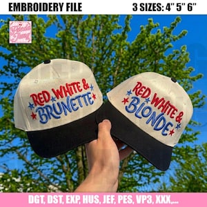 Könnte beinhalten: Zwei Baseballkappen mit weißen Kronen und schwarzen Schirmen. Eine Kappe hat "RED, WHITE & BRUNETTE" in Rot und Blau gestickt. Die andere Kappe sagt "RED, WHITE & BLONDE". Der Text "EMBROIDERY FILE" und "3 GRÖSSEN: 10cm, 13cm, 15cm" ist ebenfalls vorhanden.