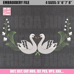 Könnte beinhalten: Ein Stickdateidesign mit zwei weißen Schwänen mit schwarzen Flügeldarstellungen, deren Hälse eine Herzform bilden. Grüne Blätter und weiße Blumen umrahmen die Schwäne. Der Text "EMBROIDERY FILE" und "4 SIZES: 5" 6" 7" 8"" stehen oben.