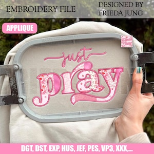 Puede incluir: Archivo de bordado con la frase "just pray" en rosa. La palabra "pray" está rellena de patrones florales y de cuadros. El diseño está etiquetado como "APPLIQUE" y "EMBROIDERY FILE".