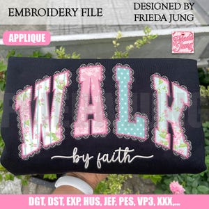 Könnte beinhalten: Schwarzes Sweatshirt mit dem Wort "WALK" in Applikationsbuchstaben. Die Buchstaben sind mit Blumen- und Tupfenmustern verziert und mit einer gewellten Bordüre umrandet. Der Satz "by faith" steht darunter.