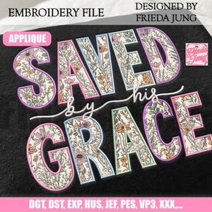 Könnte beinhalten: Ein Stickdateidesign mit den Worten "SAVED by his GRACE" in einem floralen Muster. Das Design enthält den Text "EMBROIDERY FILE" und "APPLIQUE" und wurde von Frieda Jung entworfen. Dateiformate sind unten aufgeführt.