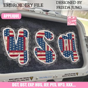 Könnte beinhalten: Stickdatei mit den Buchstaben "USA" im Used-Look-Design der amerikanischen Flagge, umrandet mit weißer Spitze. Das Design ist mit "Applikation" gekennzeichnet und stammt von Frieda Jung. Der Text "Stickdatei" ist ebenfalls sichtbar.