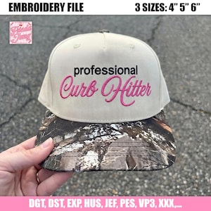 Könnte beinhalten: Beige Baseball Cap mit Tarnkrempe. Auf der Kappe ist der Text "professional Curb Hitter" in Rosa gestickt. Das Bild enthält auch den Text "EMBROIDERY FILE" und "3 GRÖSSEN: 10cm 13cm 15cm", was darauf hindeutet, dass das Design zum Sticken ist.