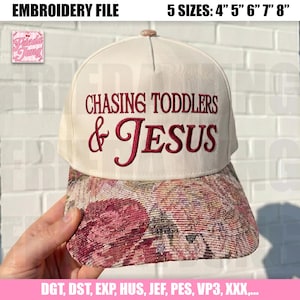 Könnte beinhalten: Cremefarbene Baseballkappe mit dem gestickten Text "CHASING TODDLERS & JESUS" in Burgunderrot. Der Schirm hat ein Blumenmuster in Rot-, Rosa- und Cremetönen. Das Bild enthält auch den Text "EMBROIDERY FILE" und "5 SIZES: 4" 5" 6" 7" 8""