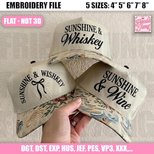 Könnte beinhalten: Drei cremefarbene Baseballkappen mit floral gemusterten Krempen. Jede Kappe hat einen anderen schwarzen Schriftzug: "Sunshine & Whiskey", "Sunshine & Wishkey" und "Sunshine & Wine". Die Stickdatei ist in 5 Größen erhältlich: 10 cm, 13 cm, 15 cm, 18 cm und 20 cm.