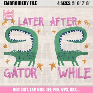 Könnte beinhalten: Ein Stickdateidesign mit zwei grünen Alligatoren, blauen Akzenten und den rosa Texten "LATER AFTER" und "GATOR WHILE". Das Design enthält goldene Sterne und den Text "4 GRÖSSEN: 5" 6" 7" 8"" (12,7cm, 15,2cm, 17,8cm, 20,3cm).