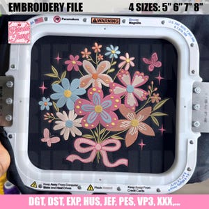 Könnte beinhalten: Stickdatei mit einem Blumendesign in einem Stickrahmen. Das Design umfasst rosa, blaue und pfirsichfarbene Blumen, eine rosa Schleife und Schmetterlinge. Der Text enthält "EMBROIDERY FILE" und Größenoptionen: 5", 6", 7" und 8".