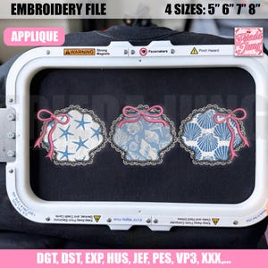 Könnte beinhalten: Eine Stickdatei mit Applikationsdesigns. Die Designs umfassen drei wellenförmige Formen mit verschiedenen Mustern: Seesterne, Muscheln und ein fächerartiges Muster. Jedes Design hat eine rosa Schleife. Die Datei ist in 4 Größen erhältlich: 12,7 cm, 15,2 cm, 17,8 cm und 20,3 cm.