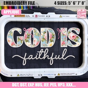 Könnte beinhalten: Eine weiße Keramik-Tasse mit schwarzem Henkel und dem Text "But First, Coffee" in fetter, schwarzer Schrift. Die Tasse steht vor einem neutralen Hintergrund, der ihr schlichtes Design hervorhebt.