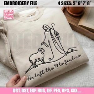 Könnte beinhalten: Beiges Sweatshirt mit einer schwarzen Strichzeichnung eines Hirten und eines Schafs, mit dem Text "He left the 99 to find me." Die Stickdatei ist in 4 Größen erhältlich: 12,7 cm, 15,2 cm, 17,8 cm und 20,3 cm.